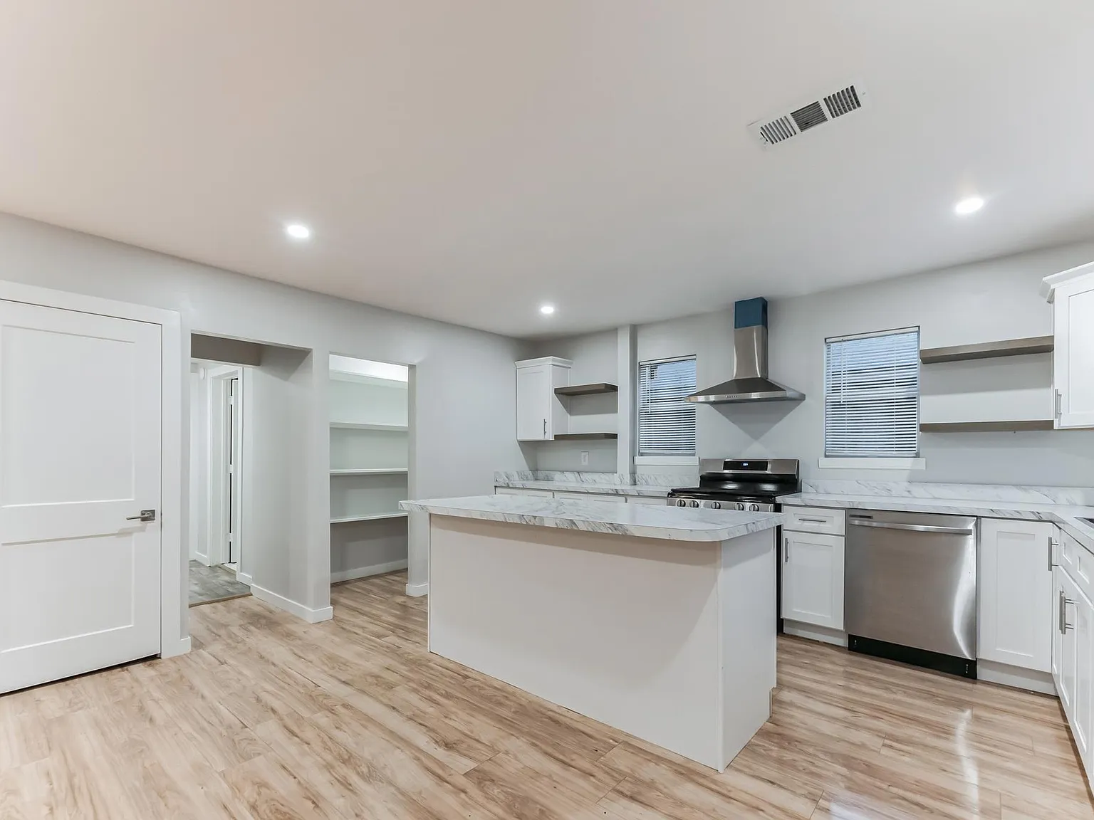 2 bed, 1000 sqft, $2,100 — Photo 3