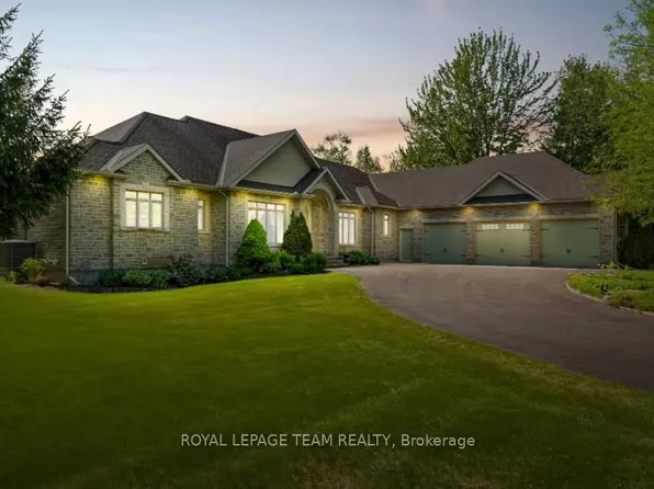 6043 Knights Dr, Ottawa, ON K4M 0A2