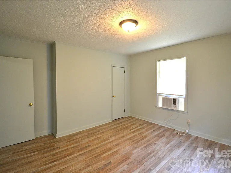 1208 Grace Ave — Photo 14