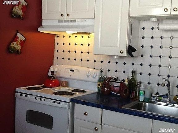 2nd image of 22 Old Oak Ln