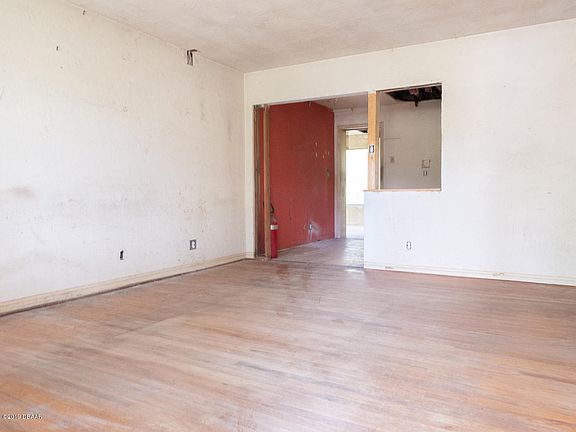 3rd image of 37 Putnam Ave