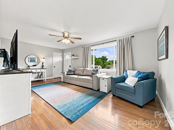 5th image of 129 33rd St NW