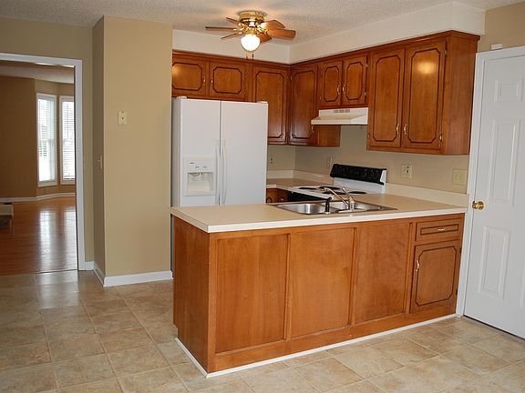 4th image of 2676 Derby Dr