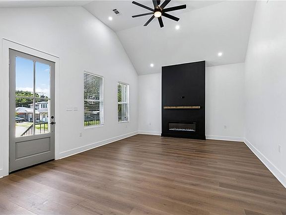 4th image of 4401 Mendez St