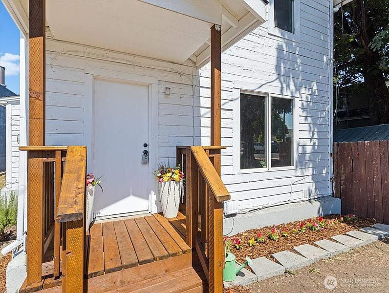 3rd image of 1108 W 14th Street W