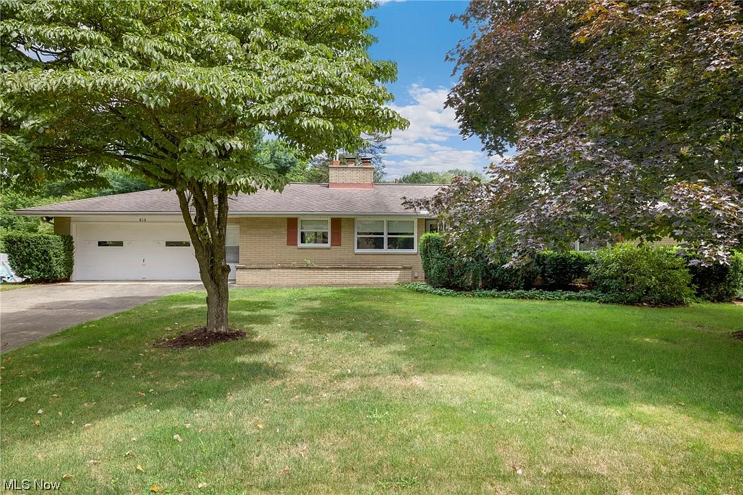 810 Woodview Dr NE photo 1