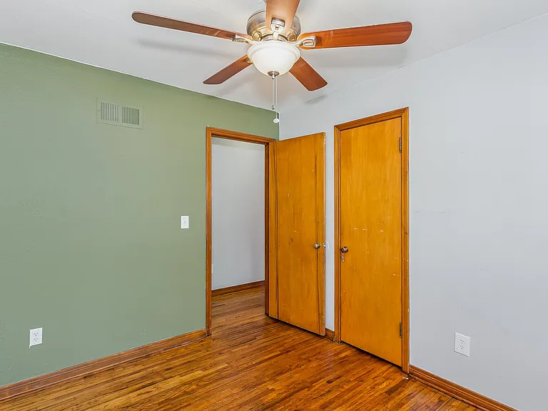 2914 N Clarence Ave — Photo 10