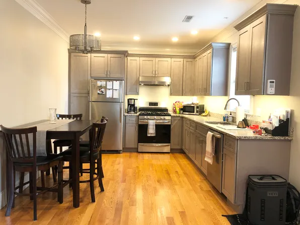 26 Maple St #26, Waltham, MA 02453