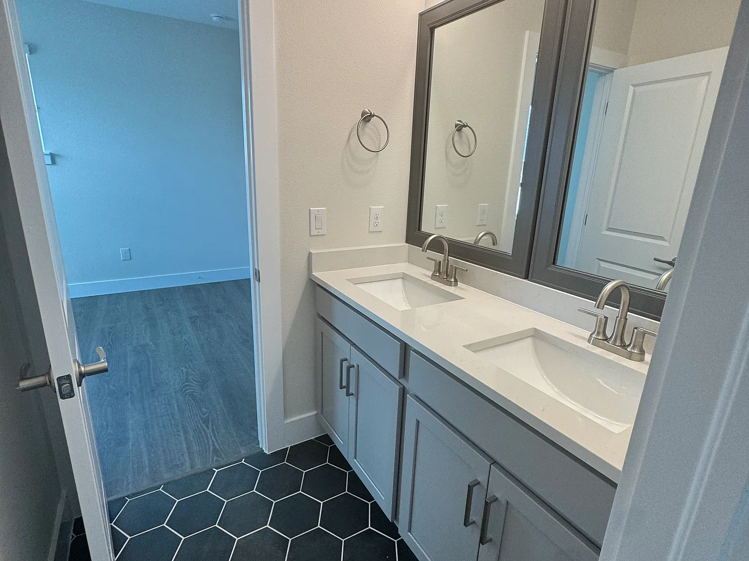 5 bed, 3.5 bath, 2426 sqft, $4,900 — Photo 2