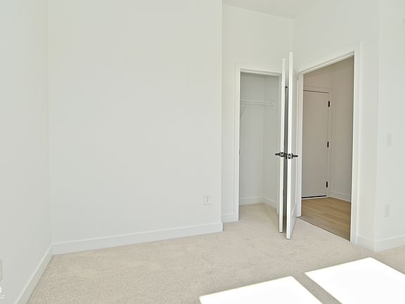4th image of 2448 Winthrop Ave