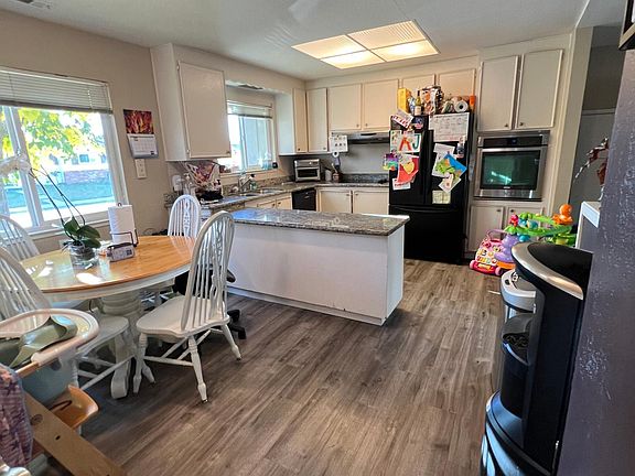 Kitchen and breakfast nook