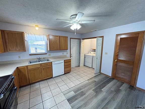 3rd image of 136 B St APT 2