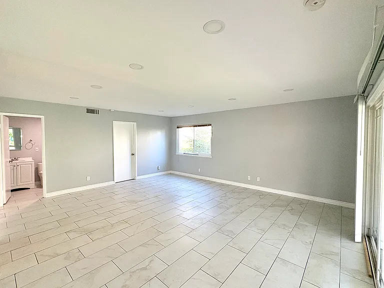 9256 Crocus Ave — Photo 6