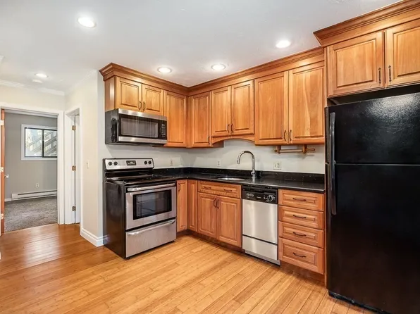 16 Cleveland Pl APT 5, Gloucester, MA 01930