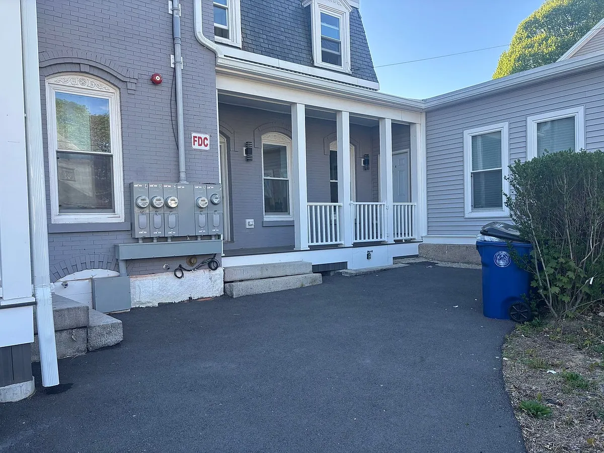 Building Photo - 589 Haverhill St