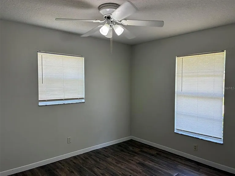 320 Queen Ave — Photo 11