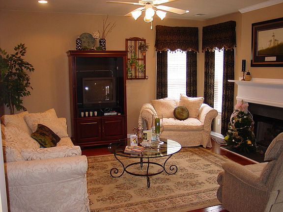 Great Room w/fireplace/hardwoods