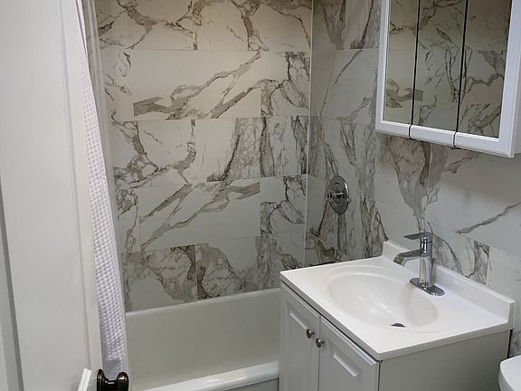 5th image of 1705 W Albion Ave APT 1E