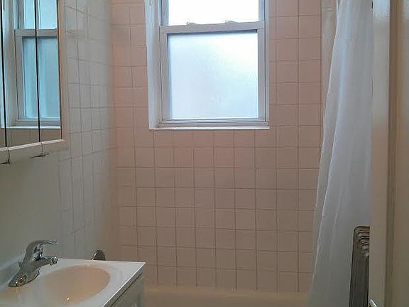 4th image of 1528 W Pratt Blvd APT 210