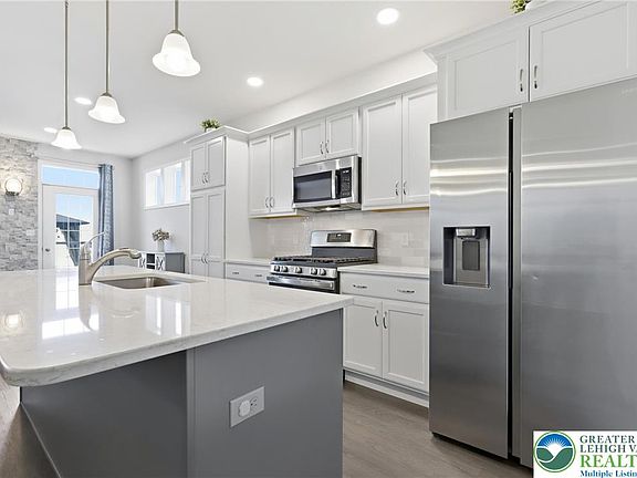 5th image of 3206 W Huntington Ln