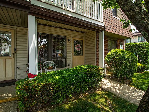 2nd image of 163 Cambridge Dr E
