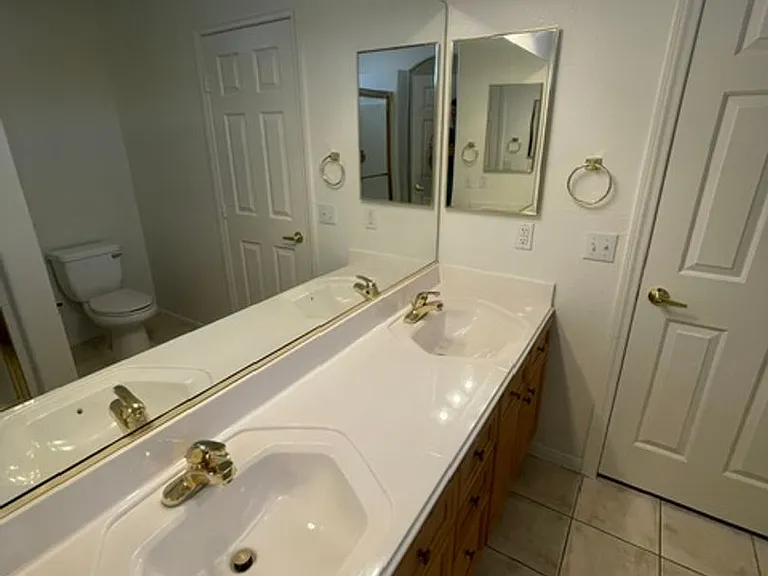 251 Queens Ct — Photo 29
