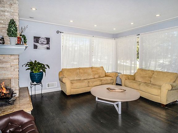 3rd image of 1381 Meadowlane Dr SE