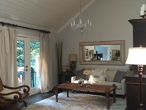 sitting area in living rm