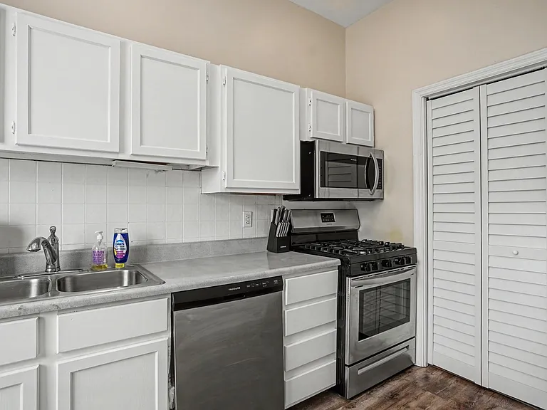 552 - 554 E Macon St — Photo 17
