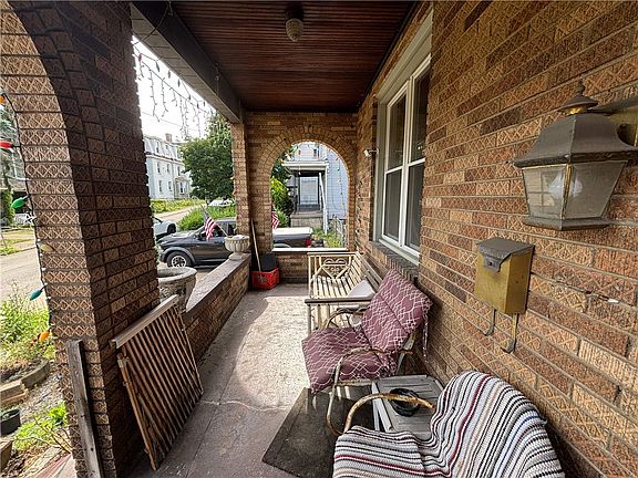 4th image of 135 Rochelle St