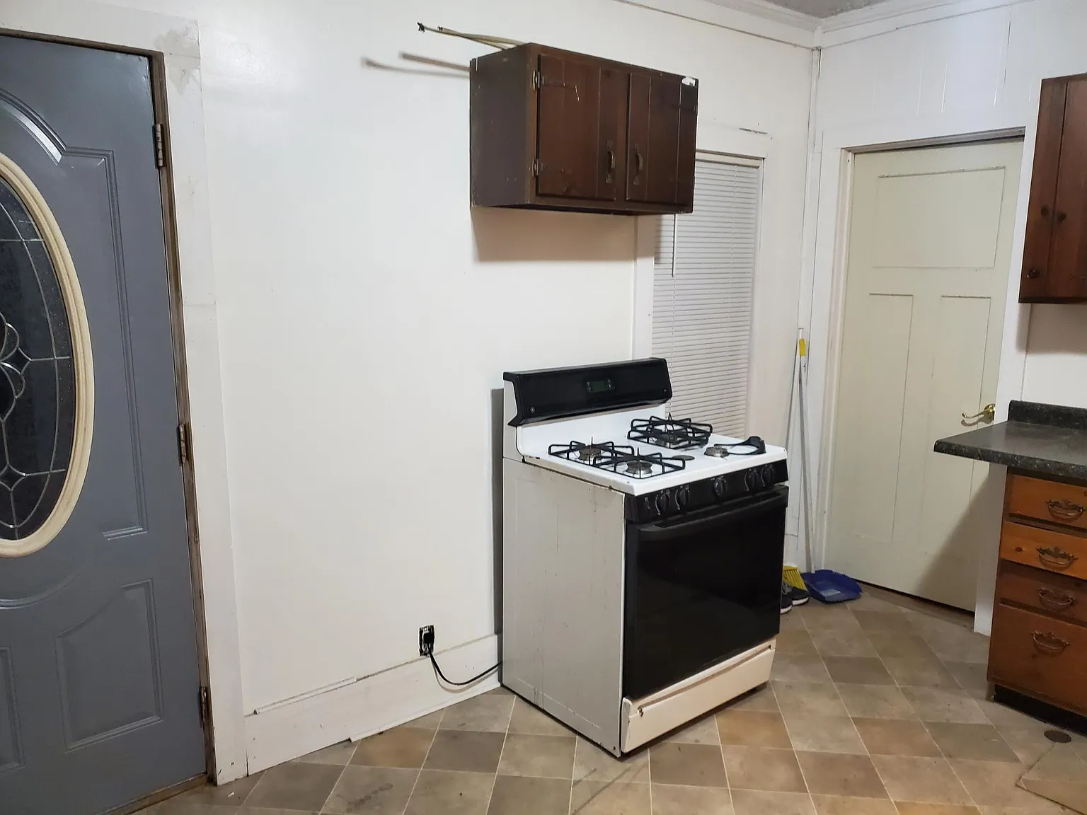 827 Elston St photo 1
