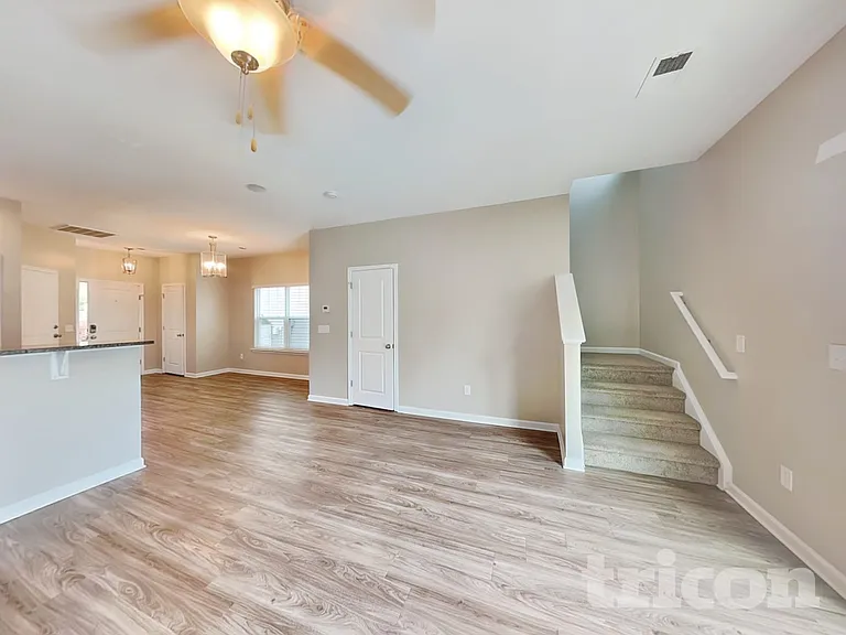 423 Lanyard Ln — Photo 2