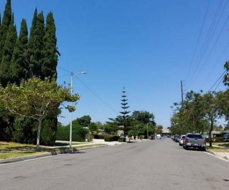 Exterior Neighborhood (street photo)
