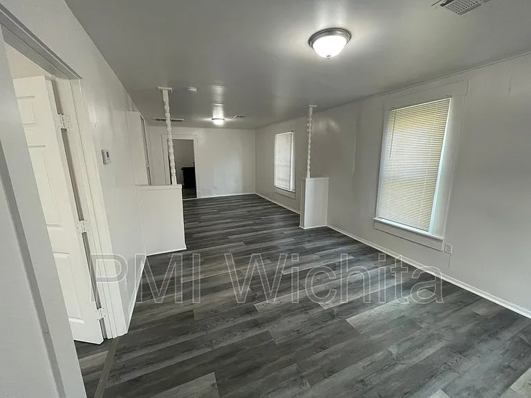 202 N Ash St — Photo 2