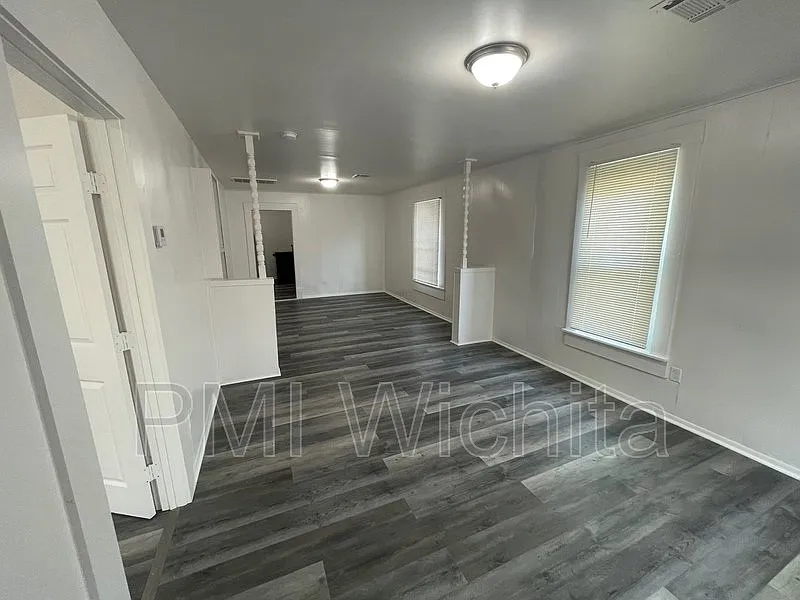 Building Photo - 202 N Ash St