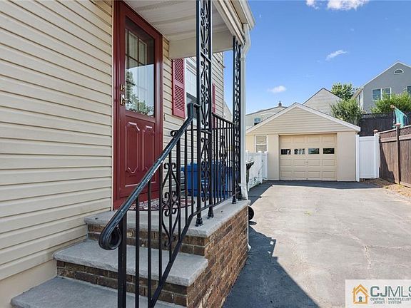 4th image of 109 Strawberry Hill Ave