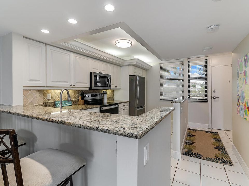 1st image of 260 Seaview Ct APT 304