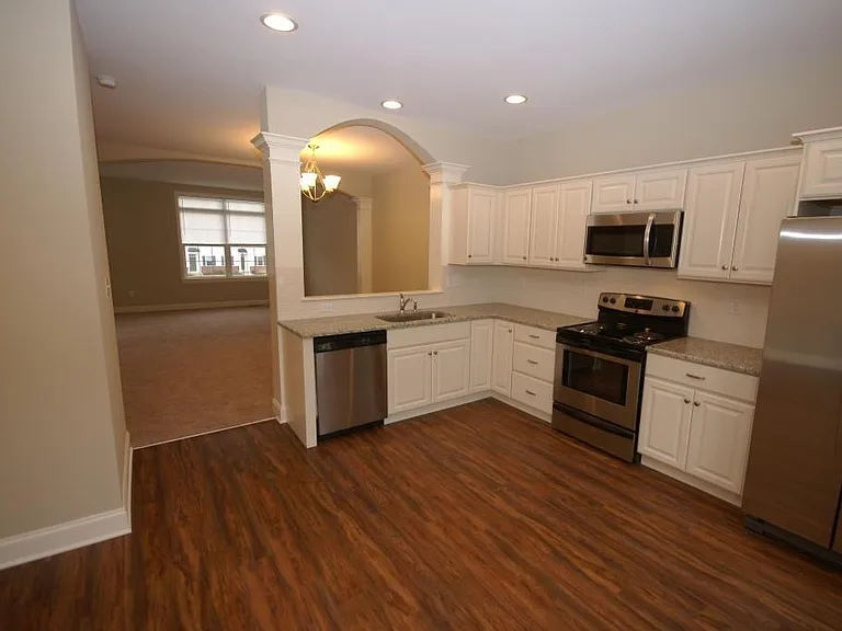 307 S Parkway Dr — Photo 4