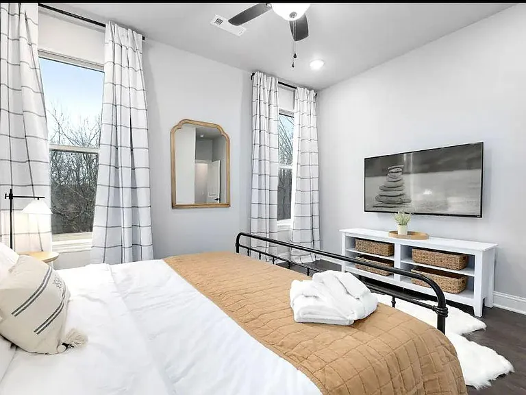 Guest bedrooom with king bed