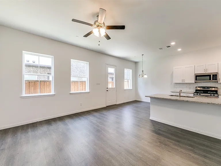 2418 Ash Ln — Photo 2
