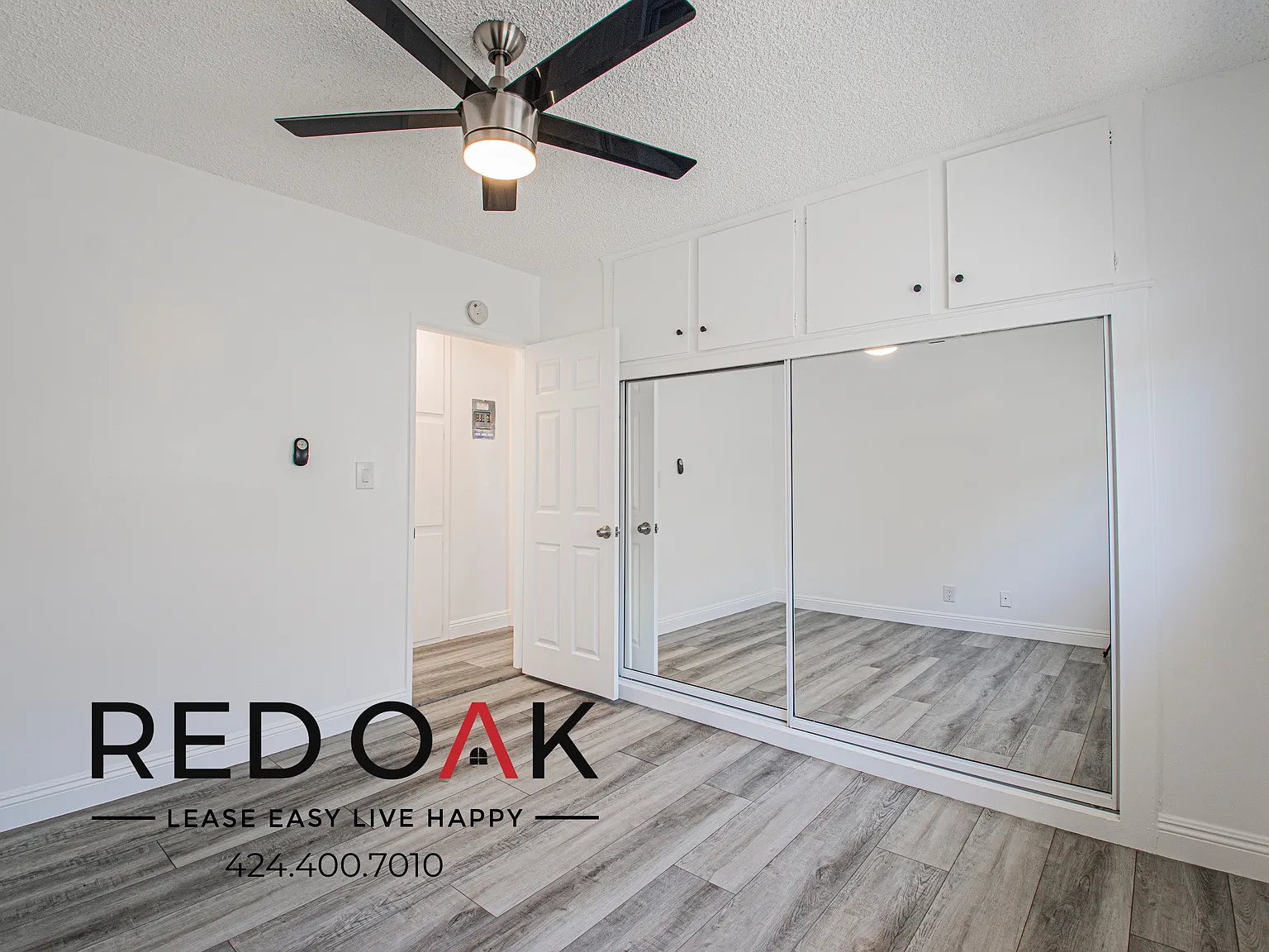 Fantastic One Bedroom with Loads Of Natural Light, Pool, On-Site Laundry, and Secure Parking Avai... — Photo 2