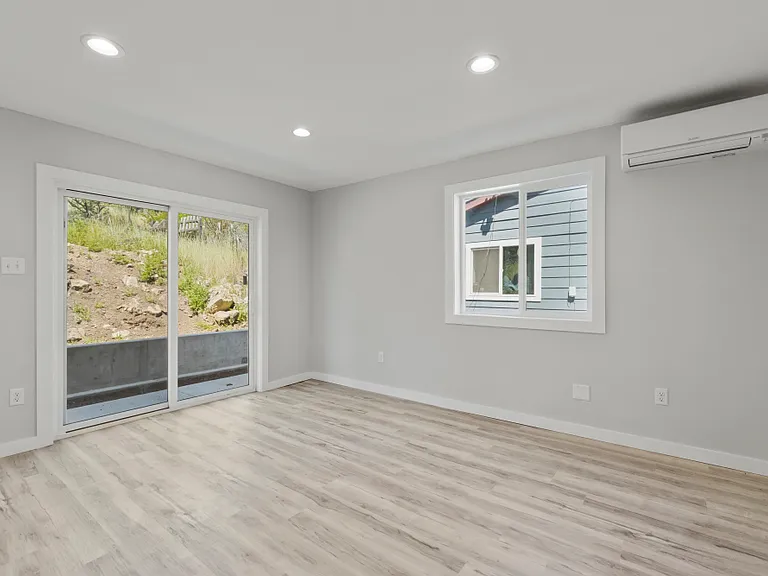 300 Riverside Dr — Photo 11