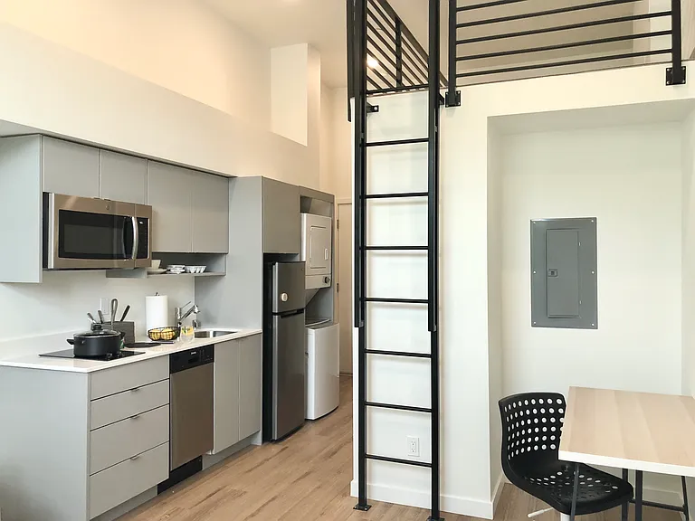 5637 University Way NE — Photo 18