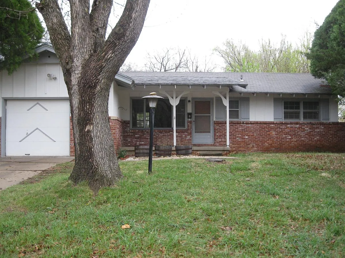 3 bed, 898 sqft, $950 — Photo 1