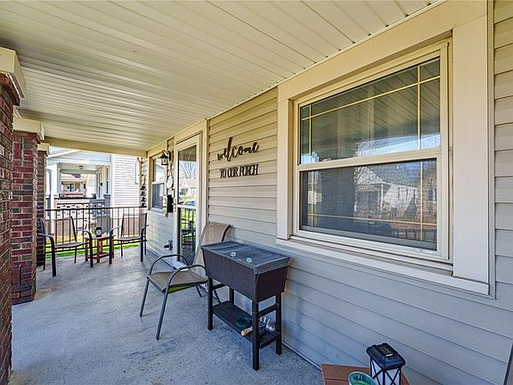 3rd image of 2828 Dwight Ave