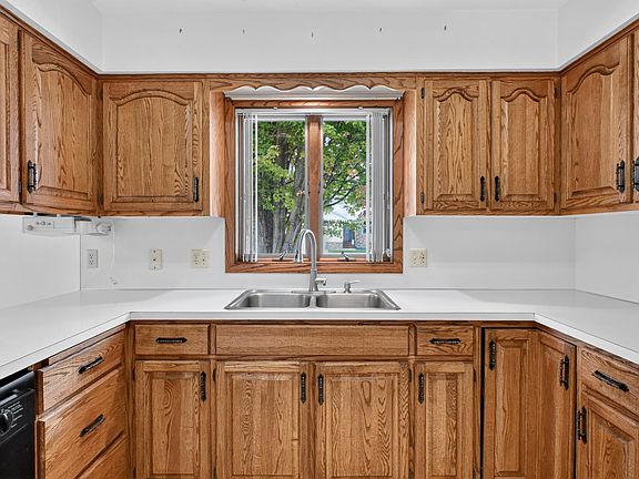5th image of 302 W Queen St