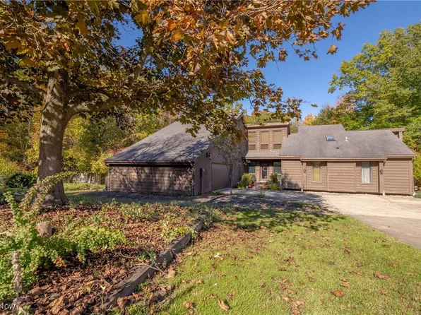 8648 Bradford Ln, Brecksville, OH 44141