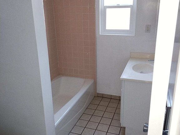 3rd image of 3330 Bagley Ave APT 4