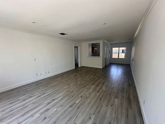 3rd image of 1429 Havenhurst Dr APT 21
