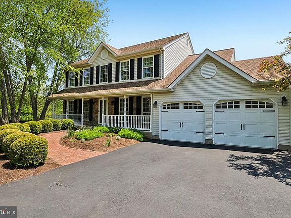 3rd image of 116 Longwood Cir